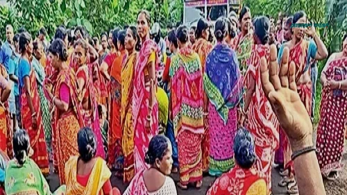 অন্নপূর্ণা যোজনার অর্থ না পেয়ে পশ্চিমবঙ্গে নারীদের বিক্ষোভ