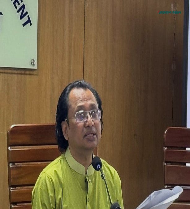 ককটেল ফুটিয়ে বা বাসে আগুন দিয়ে সরকারের সংকট তৈরি করা যাবে না: প্রধানমন্ত্রীর উপদেষ্টা