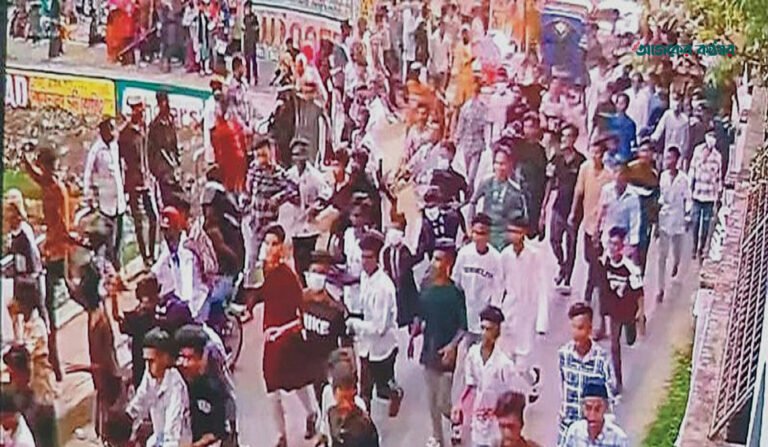 কুমিল্লায় টিকটকের আড়ালে বাড়ছে কিশোর গ্যাং, অস্ত্রের মহড়ায় ছড়াচ্ছে আতঙ্ক