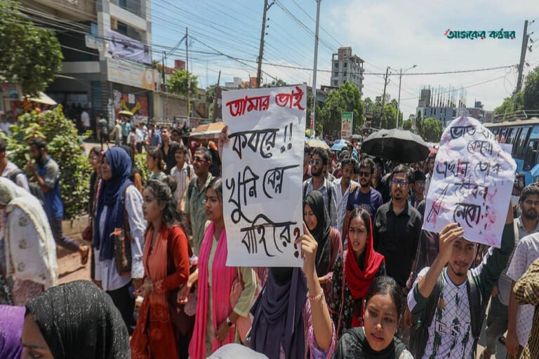 খুলনায় শিক্ষার্থী আজমুল হত্যার বিচার দাবিতে শিক্ষার্থীদের সড়ক অবরোধ