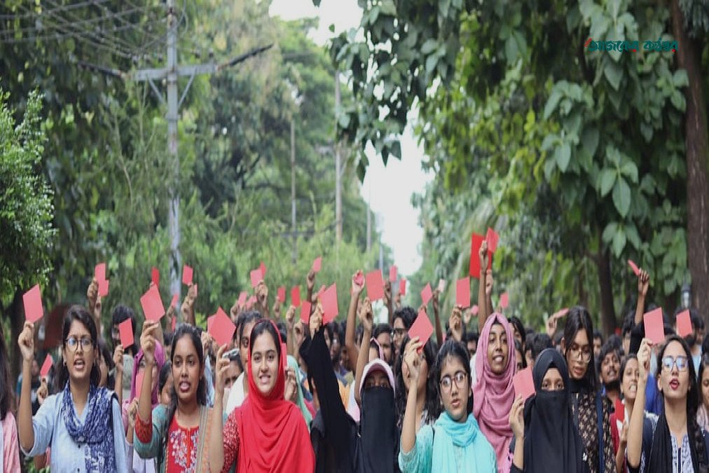 চুয়েটে বিক্ষোভ: নতুন উপাচার্যকে শিক্ষার্থীদের ‘লাল কার্ড’ প্রদর্শন