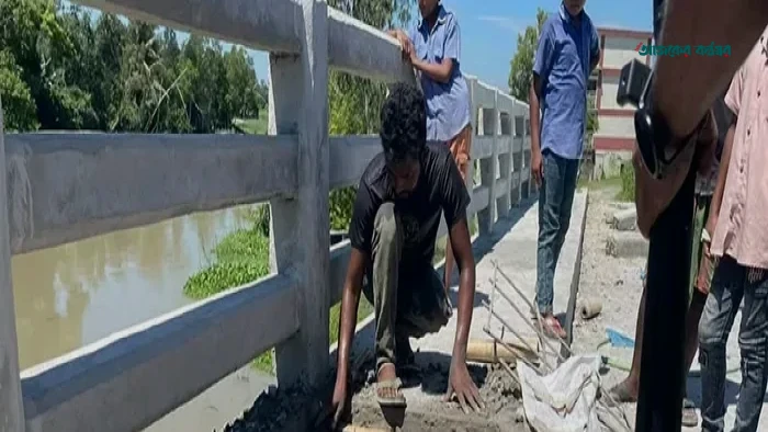 টাঙ্গাইলে ব্রিজ নির্মাণে রডের বদলে বাঁশ, তোলপাড়