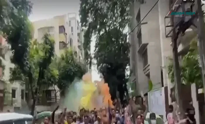 ধানমন্ডিতে নিষিদ্ধ আওয়ামী লীগের মিছিল, ককটেল বিস্ফোরণ, আটক ৩