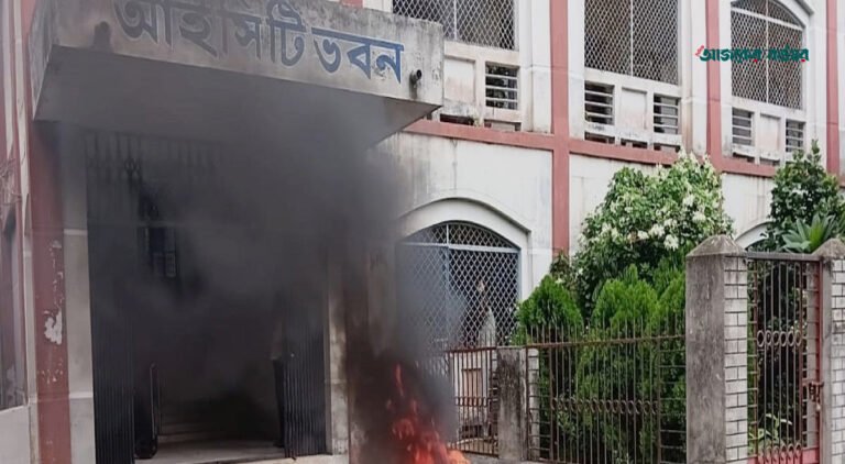 নওগাঁয় কলেজে যোগ দিতে গিয়ে হামলার শিকার বরখাস্ত অধ্যক্ষ