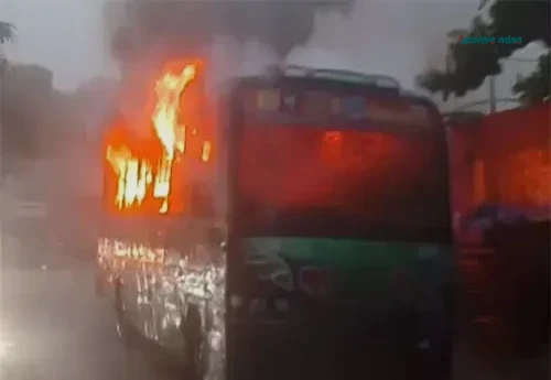 রাজধানীর পল্লবীতে পার্কিং করা বাসে আগুন