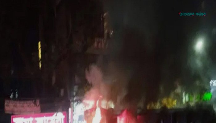 রাজধানীর বিভিন্ন স্থানে তিন বাসে আগুন ও ককটেল বিস্ফোরণ