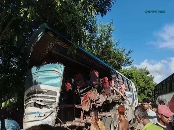 শিবচরে এক্সপ্রেসওয়েতে দুই বাসের সংঘর্ষে নিহত ৩, আহত ১০