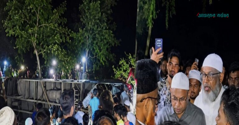 খুলনা-সাতক্ষীরা মহাসড়কে বাস খাদে পড়ে পথচারী নিহত, আহত ১০