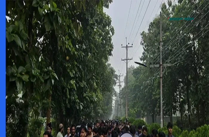 চুয়েটে ছুটির দিনেও শিক্ষার্থীদের বিক্ষোভ, উপাচার্যকে পুনর্বহালের দাবি
