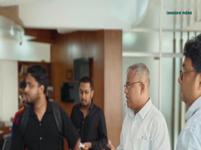 চুয়েটে শাটডাউনের মধ্যেই তালা ভেঙে দপ্তরে ঢুকলেন নতুন ভিসি
