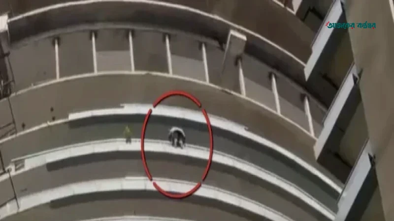 নয়ডায় বহুতল ভবনের ৪৩ তলা থেকে লাফ দিয়ে যুবকের মৃত্যু