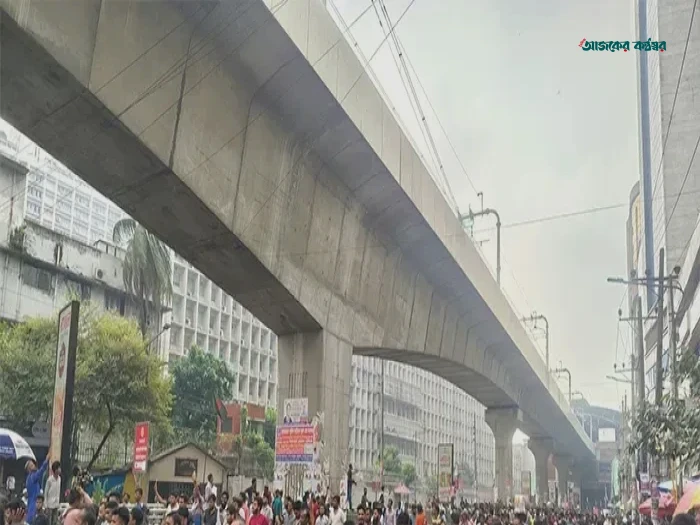 পল্টন ও প্রেস ক্লাবের সামনে অটোরিকশা চালকদের সড়ক অবরোধ