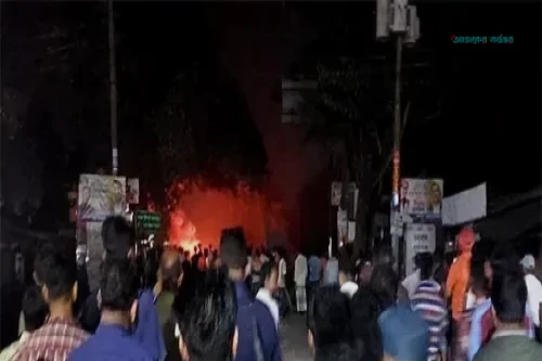 বাসের টিকিট নিয়ে বিরোধ: ভূরঘাটায় সংঘর্ষ ও ককটেল বিস্ফোরণ, আহত ১০