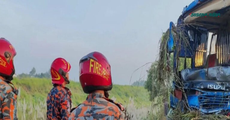 শ্রীনগরে এক্সপ্রেসওয়েতে বাস খাদে পড়ে ৩ জনের মৃত্যু, আহত ১৬
