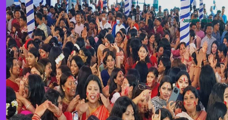 সিঁদুর খেলা ও অশ্রুজলে দেবী দুর্গাকে বিদায় জানালেন ভক্তরা