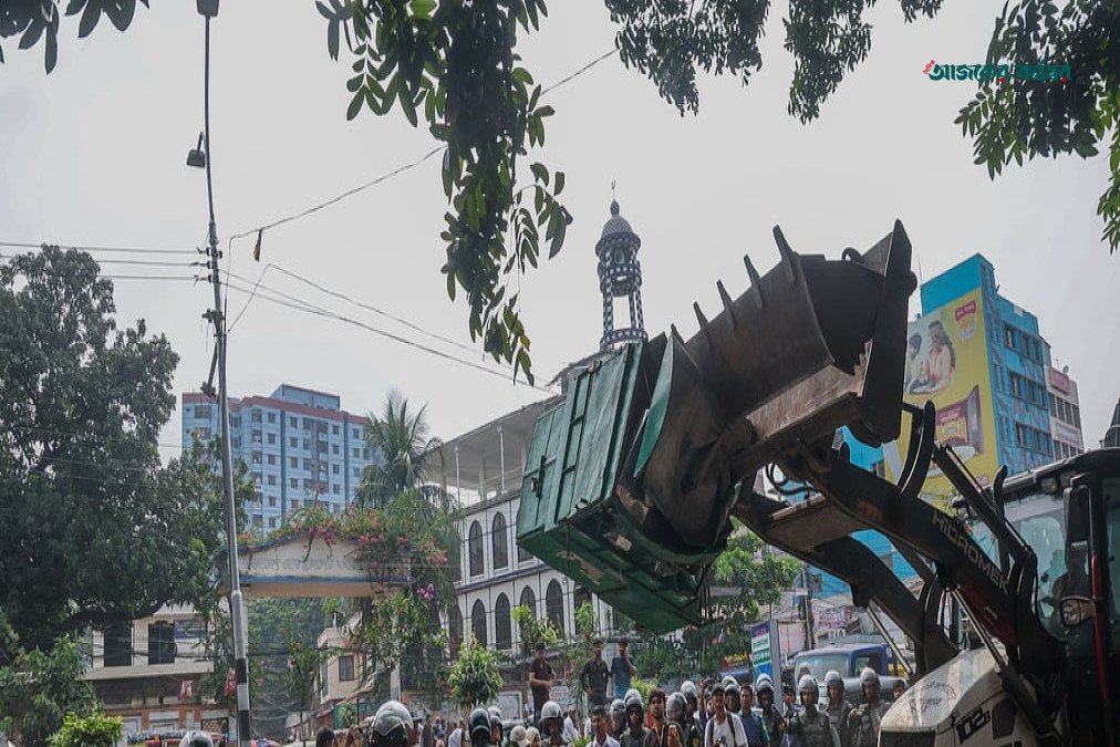হকার উচ্ছেদ নয়, ফুটপাত ও রাস্তা ব্যবস্থাপনায় দরকার দীর্ঘমেয়াদি পরিকল্পনা